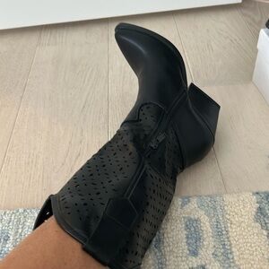 Elegant Black Heeled Boots